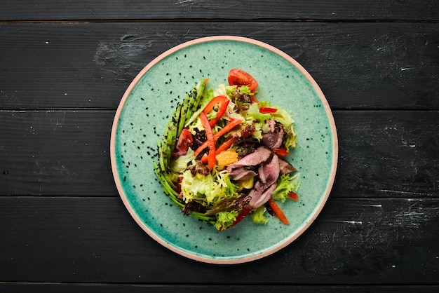 Gemüsesalat mit Avocado und Kalbfleisch In der Platte Draufsicht Freier Platz für Ihren Text Rustikaler Stil
