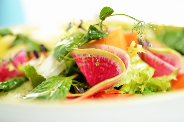 Gemüsesalat mit Daikon, Gurke, Karotten und Spinat.