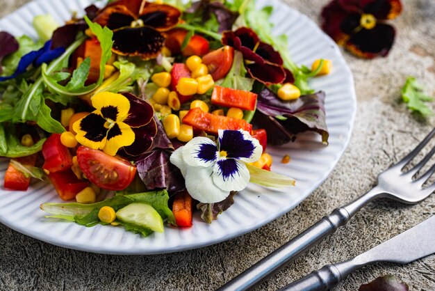 Gemüsesalat mit essbaren Blüten