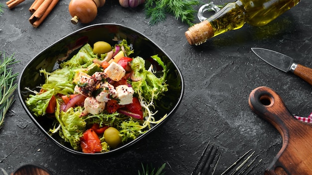 Gemüsesalat mit Feta-Käse Shopsky-Salat Draufsicht Freier Kopierplatz