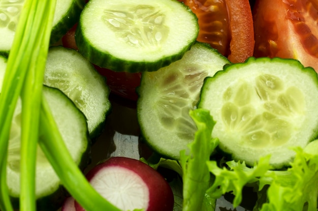 Gemüsesalat mit frischem Gemüse und Kopfsalat in der Nähe