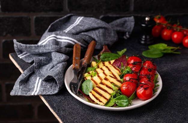 Gemüsesalat mit gegrilltem Halloumi-Käse