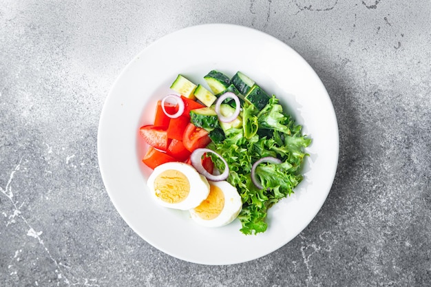 Gemüsesalat mit gesundem Mahlzeitdiätsnack des Eis auf dem Tischkopienraumnahrungsmittelhintergrund