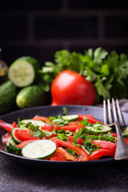 Gemüsesalat mit Gurke und Tomate