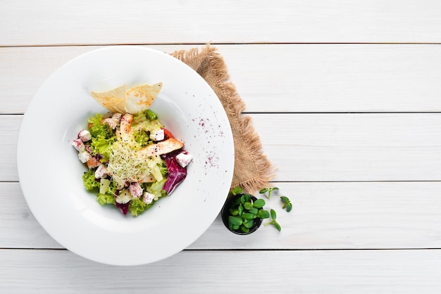 Gemüsesalat mit Hähnchenfilet, Ananas und Schafskäse In der Platte Draufsicht Freier Platz für Ihren Text Rustikaler Stil