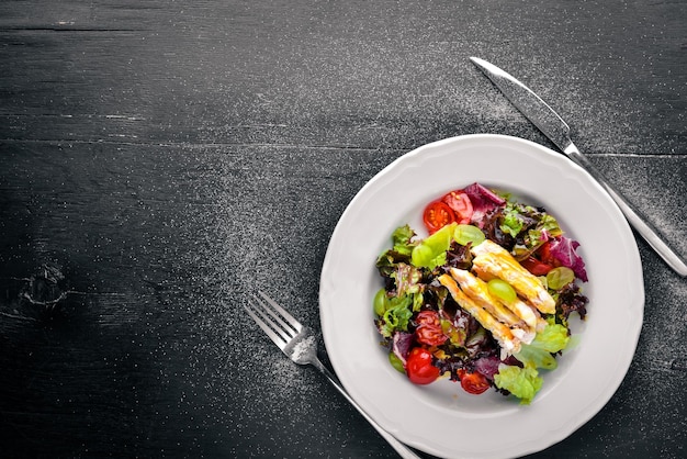 Gemüsesalat mit Huhn und Mangosauce auf einem hölzernen Hintergrund Draufsicht Freier Platz für Text