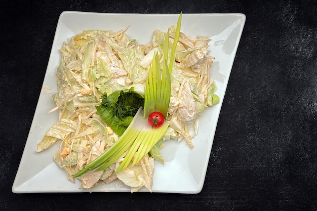 Gemüsesalat mit Huhn und Mayonnaise