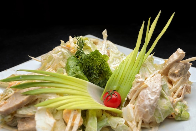 Gemüsesalat mit Huhn und Mayonnaise