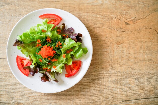 Gemüsesalat mit japanischen Algen- und Garneleneiern