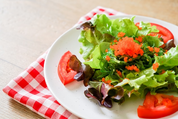 Gemüsesalat mit japanischen Algen- und Garneleneiern