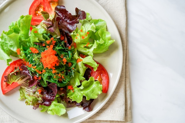 Gemüsesalat mit japanischen Algen- und Garneleneiern