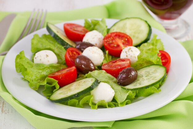 Gemüsesalat mit Käsemozzarella auf der Platte