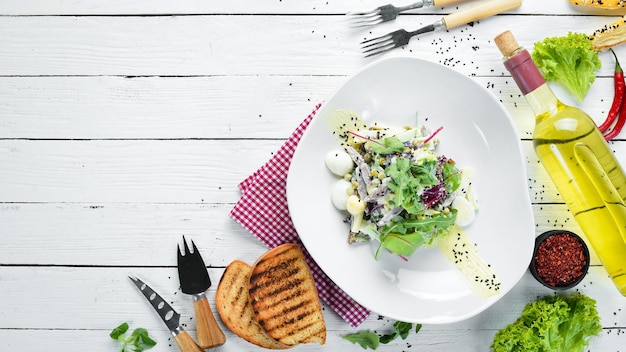 Gemüsesalat mit Kalb, Wachteleiern und Mayonnaise Essen Draufsicht Freier Platz für Ihren Text