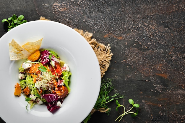 Gemüsesalat mit Kohl mit Feta-Käse In der Platte Draufsicht Freier Platz für Ihren Text Rustikaler Stil