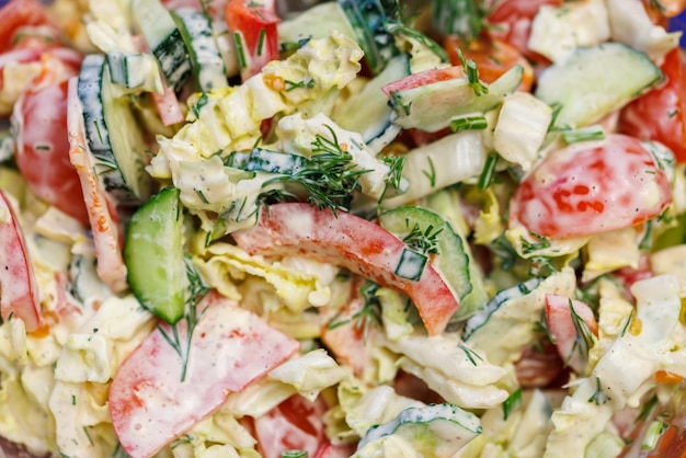 Gemüsesalat mit Mayonnaise-Sauce