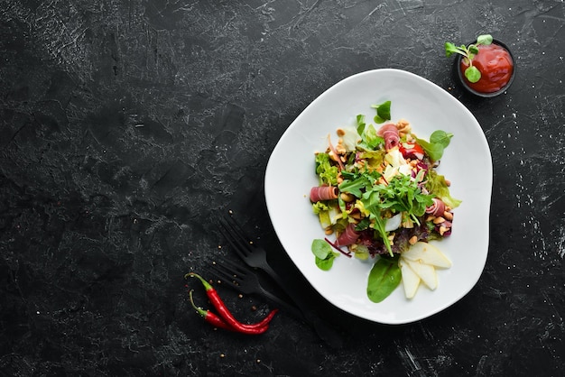 Gemüsesalat mit Prosciutto und Nüssen Essen Draufsicht Freier Platz für Ihren Text