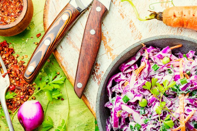 Gemüsesalat mit Rotkohl und Karotte.Krautsalatsalat.Frischer Vitamin-Fitness-Salat