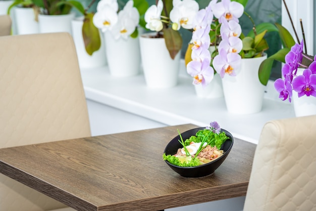 Gemüsesalat mit Thunfisch und Eiern garniert mit einer Blume