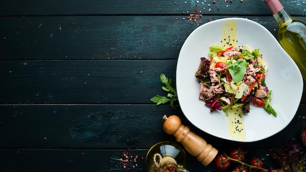 Gemüsesalat mit Thunfisch und Wachteleiern Essen Draufsicht Freier Platz für Ihren Text