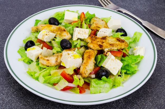 Gemüsesalat mit Tofu und Hähnchenbrust.