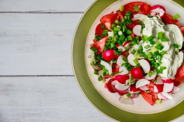 Gemüsesalat mit Tomaten, roten Zwiebeln und Rettich