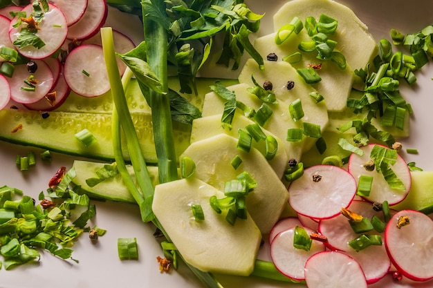 Gemüsesalat mit viel Gemüse.