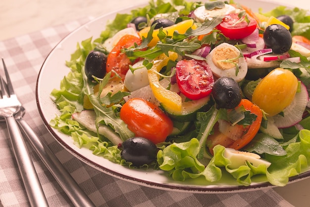 Gemüsesalat mit Wachteleiern und Oliven, frische Nahaufnahme, keine Menschen