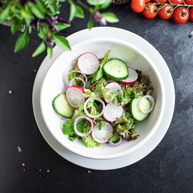 Gemüsesalat Rettich Gurkenmischung Blätter Blütenblätter Mahlzeit Snack Keto oder Paläo Diät