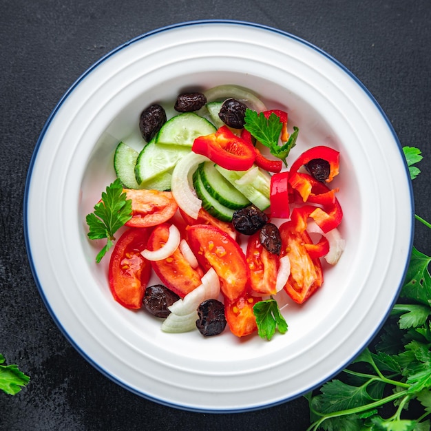 Gemüsesalat Tomate Gurke Oliven Zwiebel Pfeffer frischer Frühling gesunde Mahlzeit Essen Snack