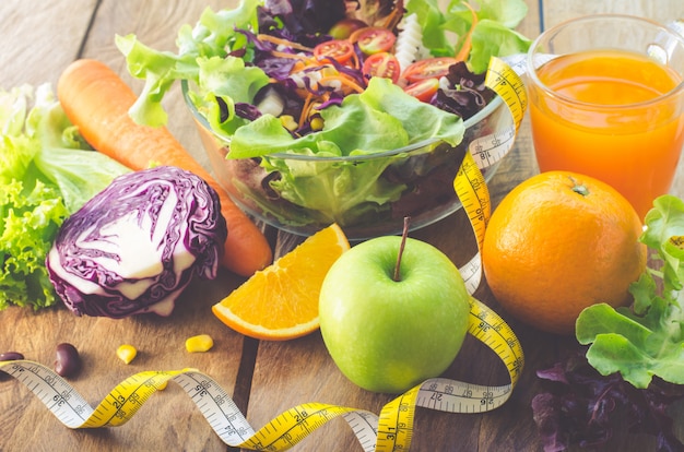 Gemüsesalatschüssel und Fruchtsaft - Konzept der gesunden Ernährung