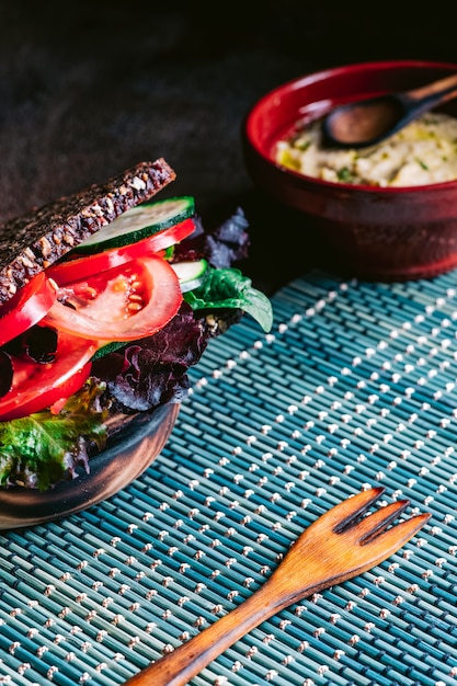 Gemüsesandwich mit Tomate, Kopfsalat, Zucchini, Gurke und mehr Gemüse.