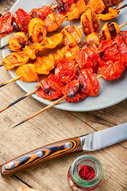 Foto gemüsespieße von tomaten, kirschtomaten am spieß.diät-kebab