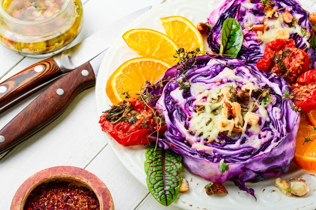 Gemüsesteak aus Rotkohl gebacken mit Orange und Haselnüssen.Vegetarisches Essen