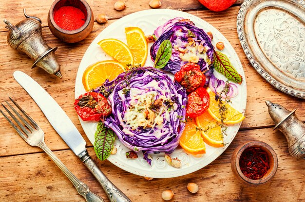 Gemüsesteak aus Rotkohl gebacken mit Orange und Haselnüssen.