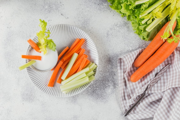 Gemüsesticks. Frischer Sellerie und Karotten mit Joghurtsauce. Gesundes und diätetisches Nahrungsmittelkonzept.