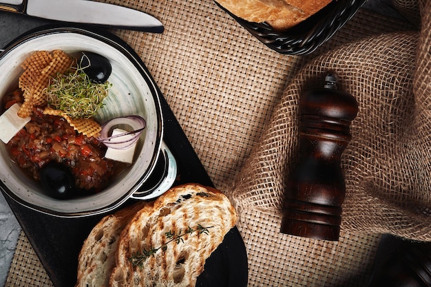 Foto gemüsestuf mit feta-käse und oliven, schön auf einem tisch gelegt, traditionelle griechische küche