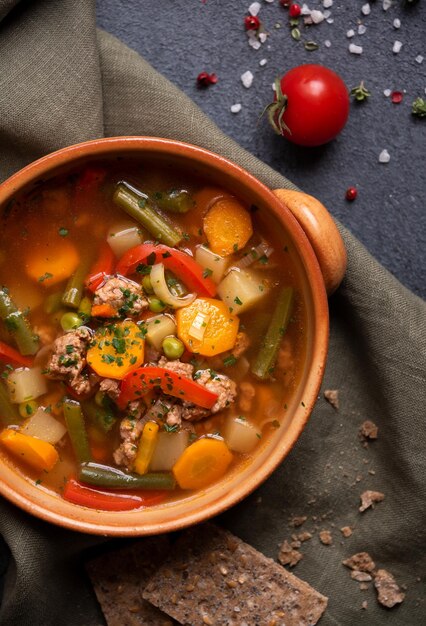 Gemüsesuppe auf dunklem Hintergrund, heißes, gesundes Essen