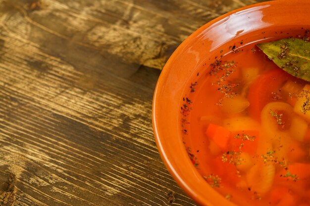 Gemüsesuppe auf rustikalem Tisch.