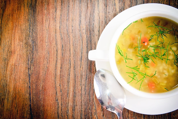 Gemüsesuppe in einem weißen Teller