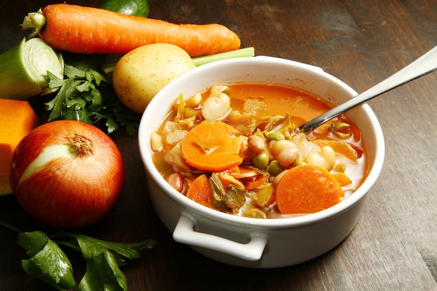 Gemüsesuppe mit frischen Zutaten