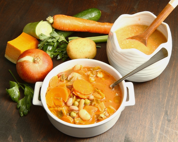 Gemüsesuppe mit frischen Zutaten