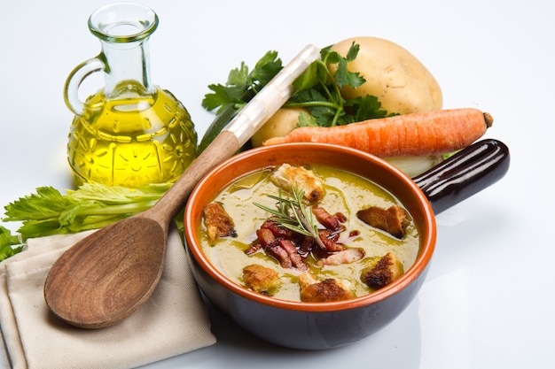 Gemüsesuppe mit frischen Zutaten