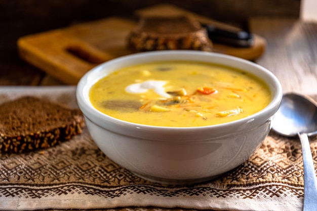 Foto gemüsesuppe mit käse hausmannskost