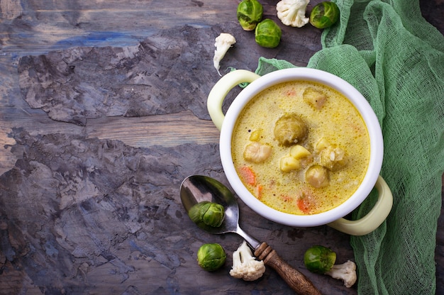 Gemüsesuppe mit Karotten, Blumenkohl, Kartoffeln, Rosenkohl. Selektiver Fokus