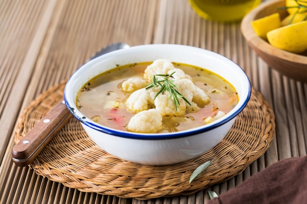 Gemüsesuppe mit Kartoffelkarotte und Blumenkohl Hausmannskost