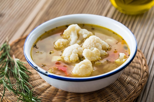 Gemüsesuppe mit Kartoffelkarotte und Blumenkohl Hausmannskost