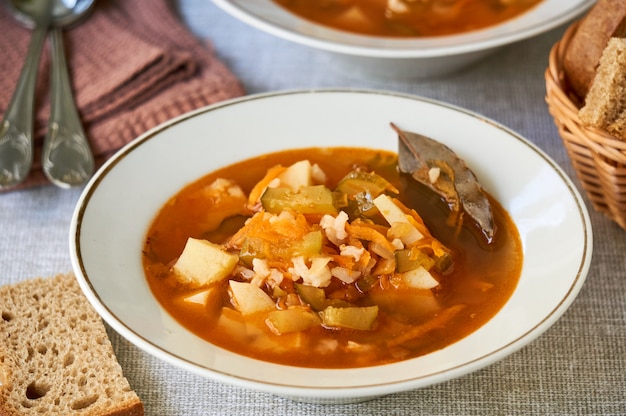 Gemüsesuppe mit Reis nahe Brot