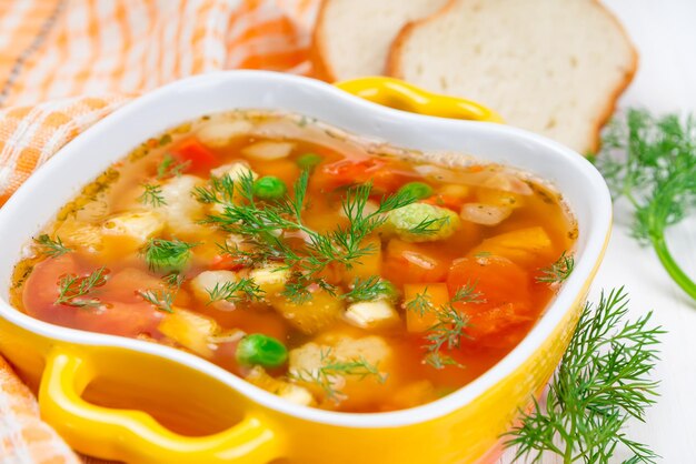 Gemüsesuppe mit Tomaten Blumenkohl und Erbsen