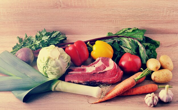 Foto gemüsesuppe zutaten und fleisch