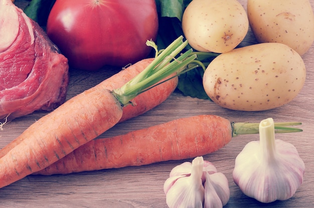 Gemüsesuppe Zutaten und Fleisch